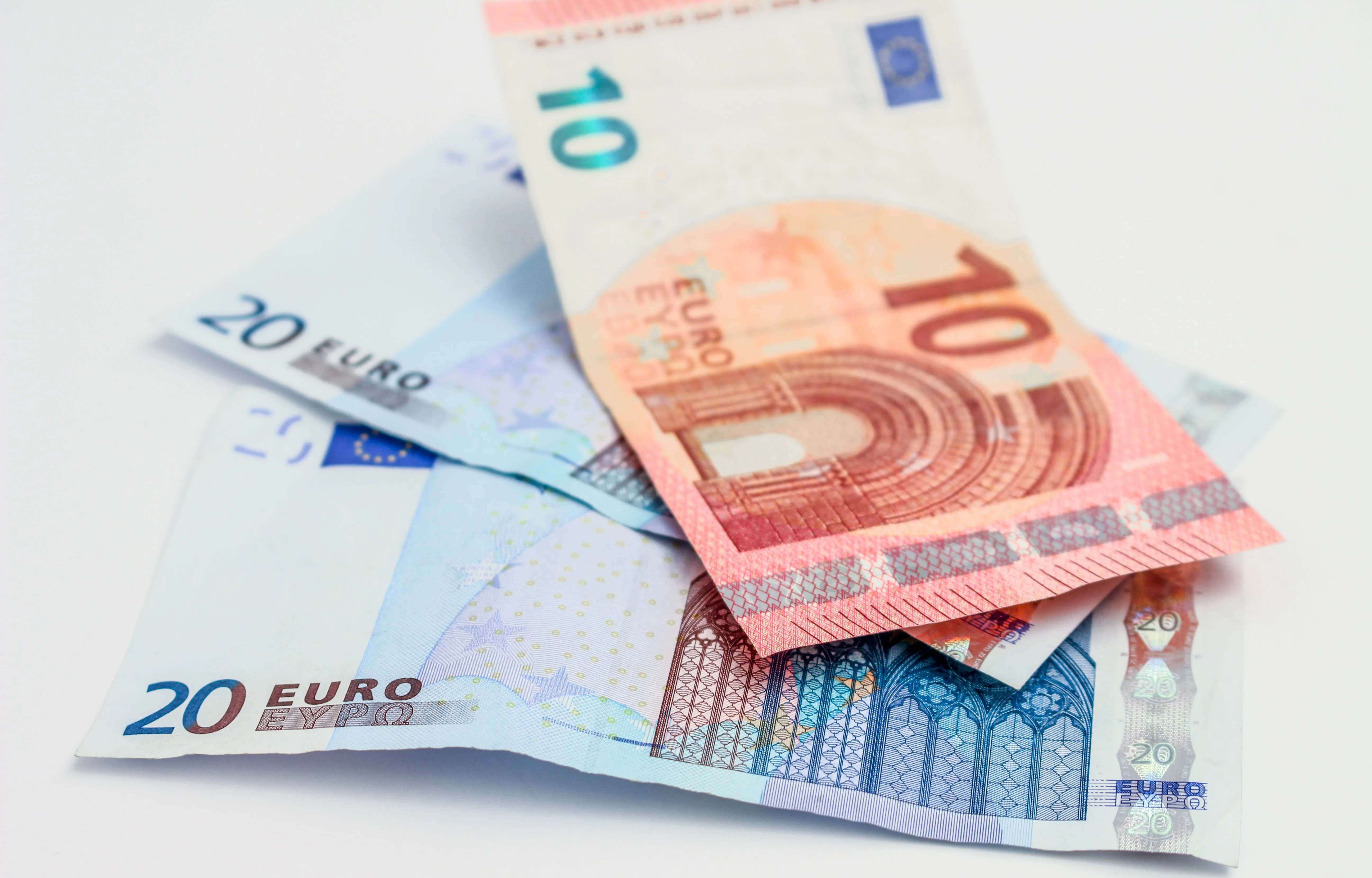 Dónde invertir 2.000 euros en 2026: fondos, acciones o banco